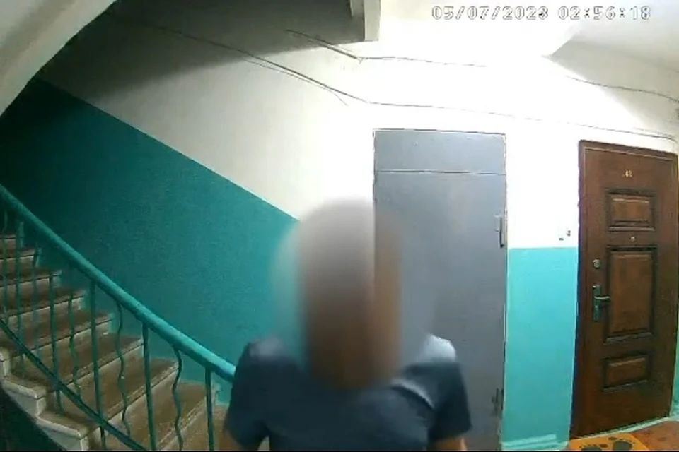 Мужчина не подозревал, что на двери установлена камера Фото: скриншот из видео