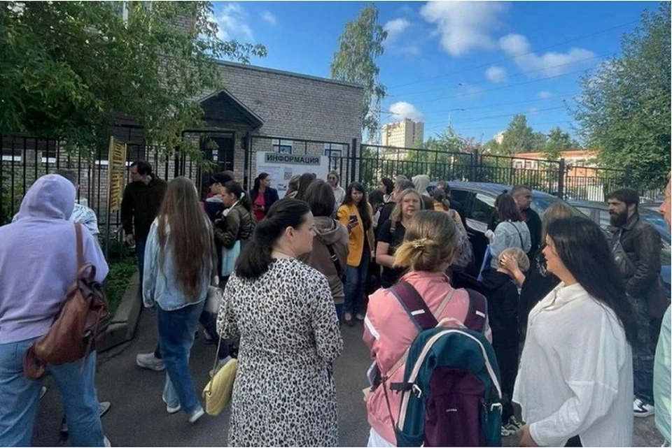 Родители с 4 часов утра занимают очередь на подачу заявлений, чтобы отдать ребенка в желанную школу. Фото: t.me/Megapolisonline