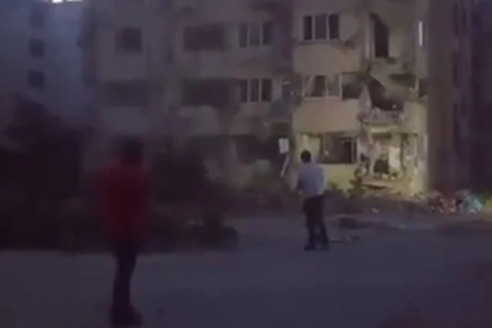 Кадры из турецкого города Малатьи облетели весь мир. Мужчина просто кидает камни в многоэтажку, которая сильно пострадала от землетрясения и стоит пустым остовом.
