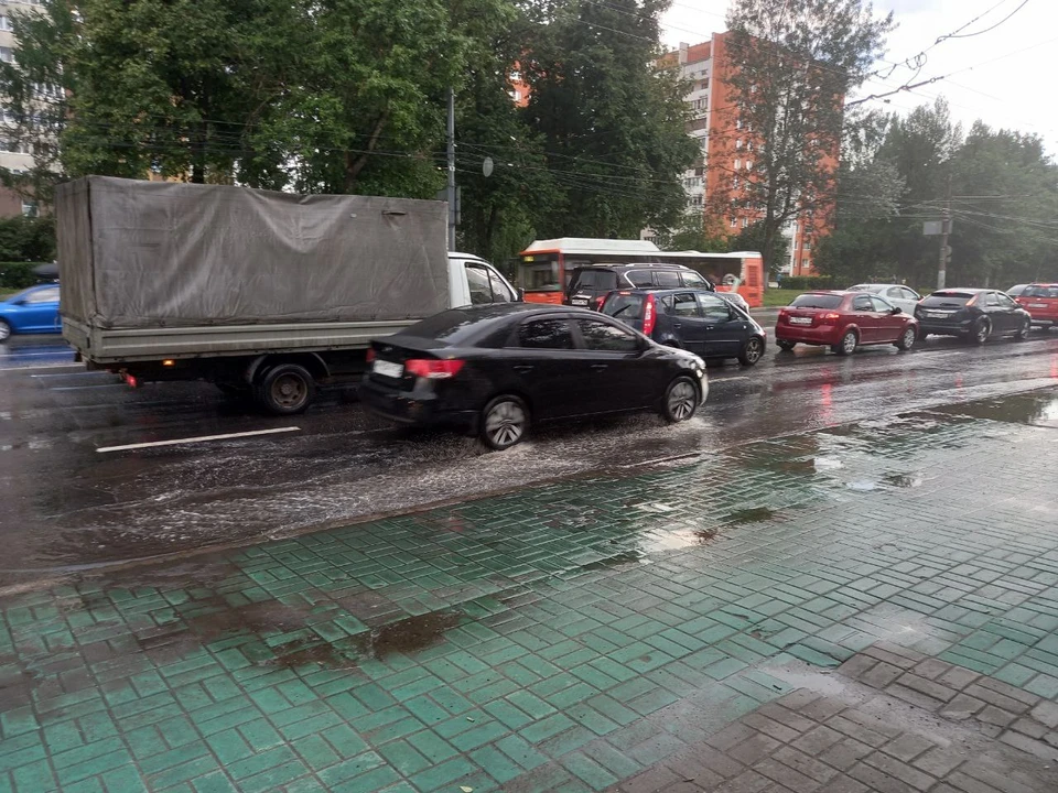Подтопленные улицы и огромные пробки на дорогах: Сильнейший ливень обрушился на Нижний Новгород