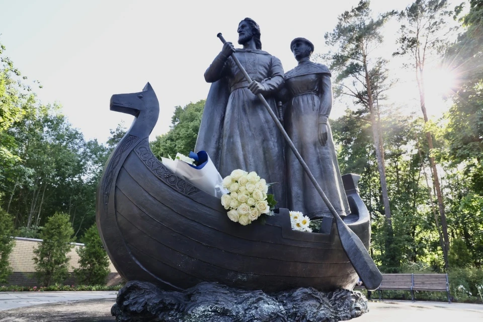 Композицию построили на основе повести о благоверных. Фото: пресс-служба Смольного