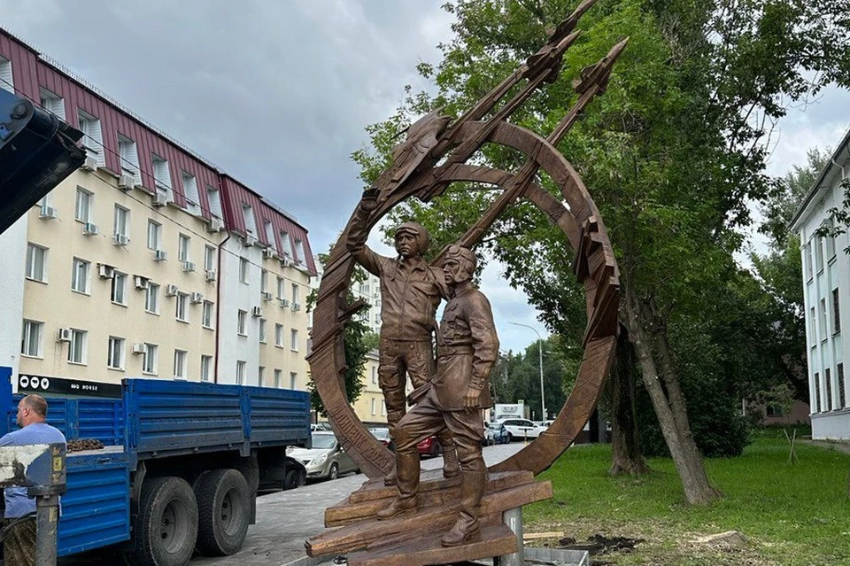 Бронзовый памятник летчикам авиацентра установили на улице Ленина в Липецке