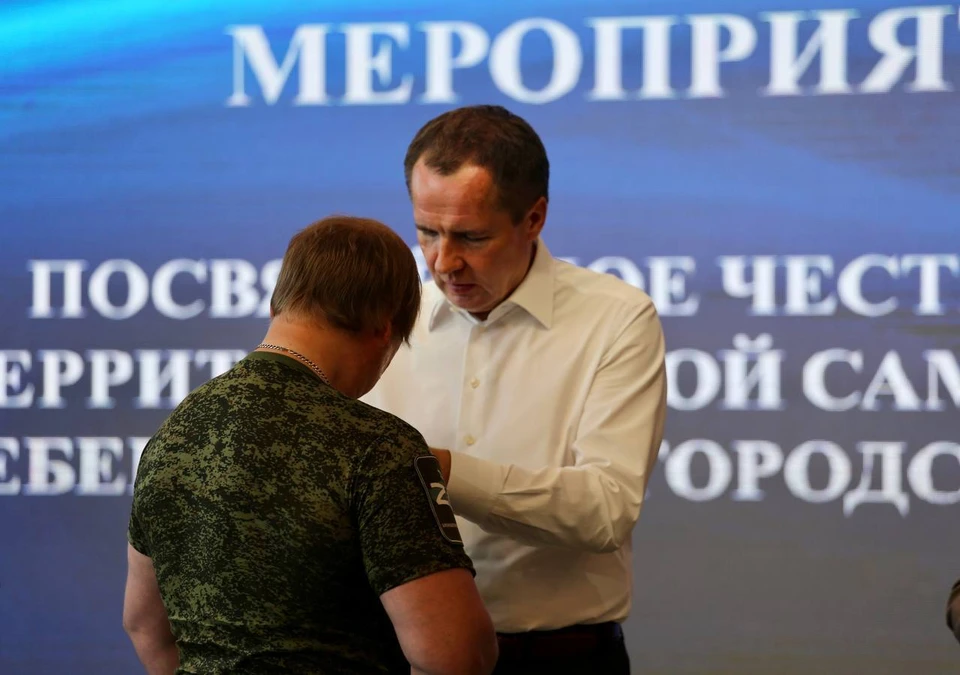 Губернатор вручил награды отличившимся бойцам Шебекинской самообороны.