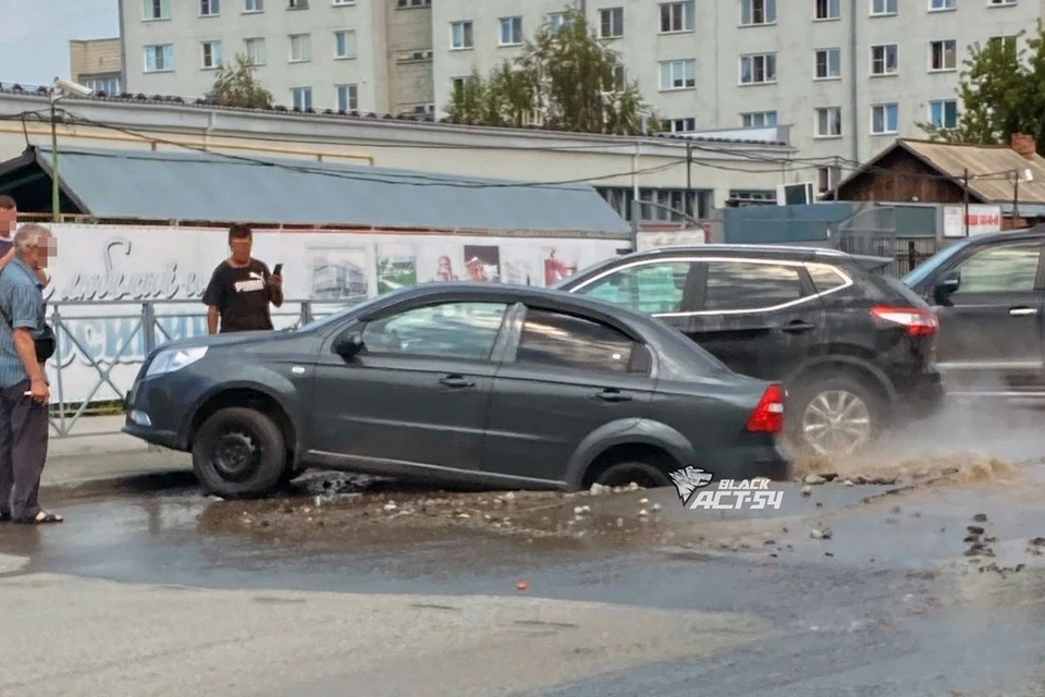 В образовавшийся провал попала задняя часть машины. Фото: «АСТ-54»