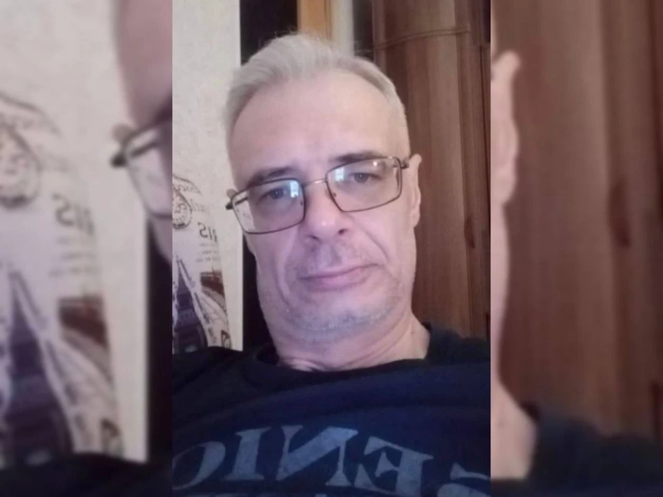 Имеет небольшой шрам около уха, носит очки