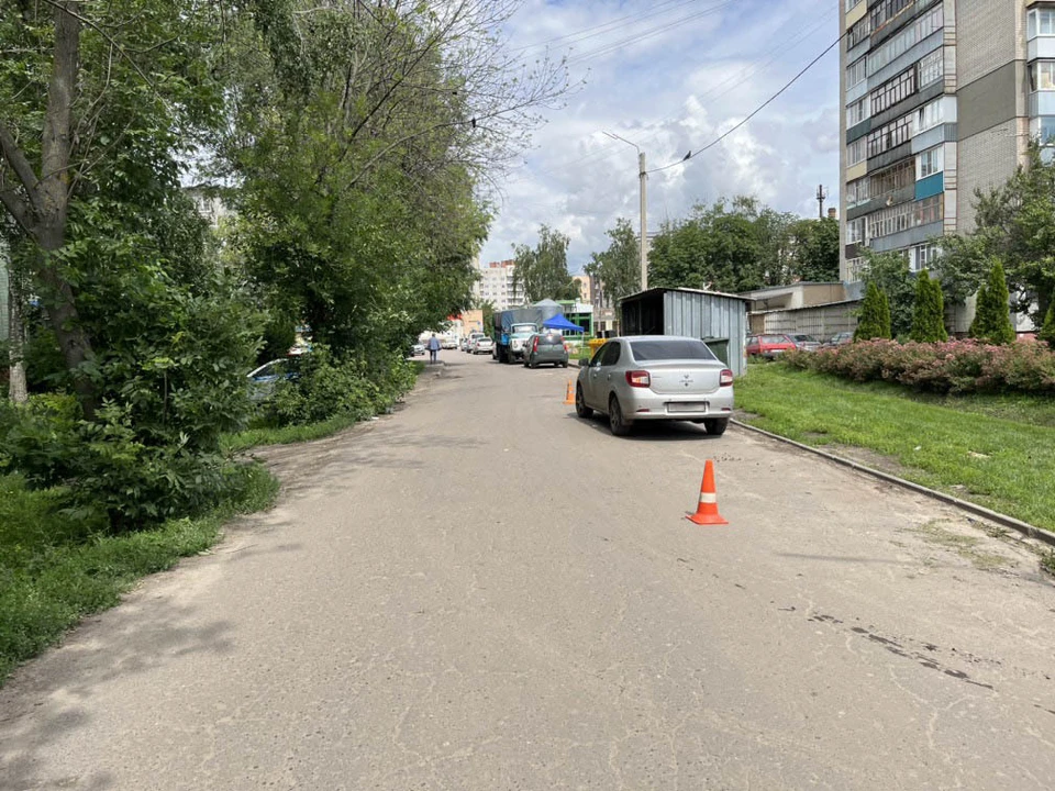 Женщина шла по краю дороги