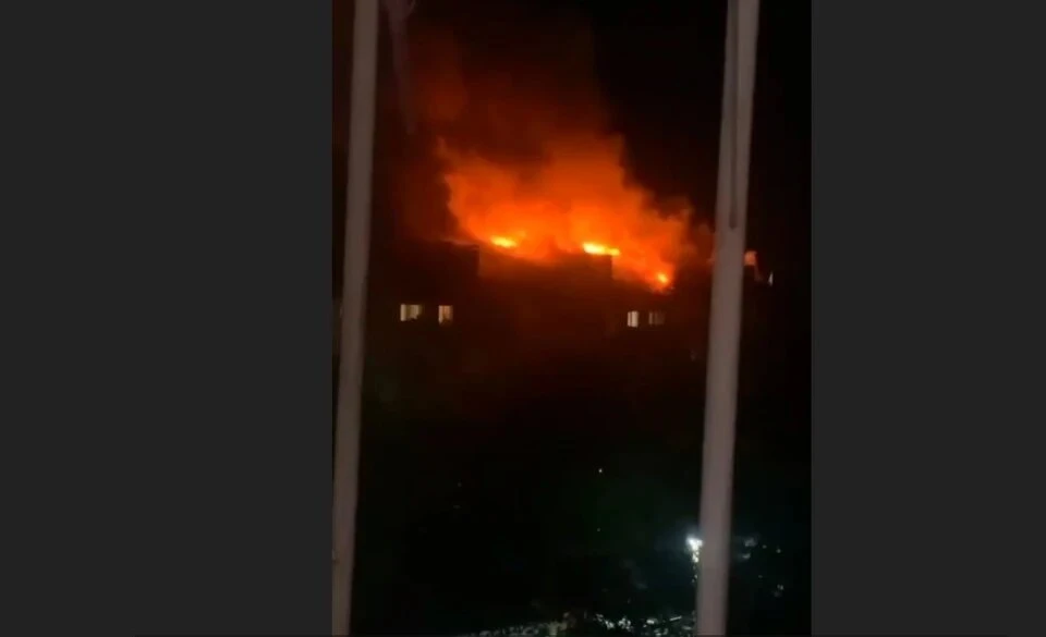Крупный пожар в жилом доме Омска ликвидирован Фото: кадр из видео