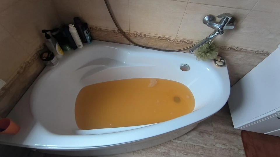 Оранжевый цвет воды – не то, что ожидали жители Хохла от новых водяных сетей.