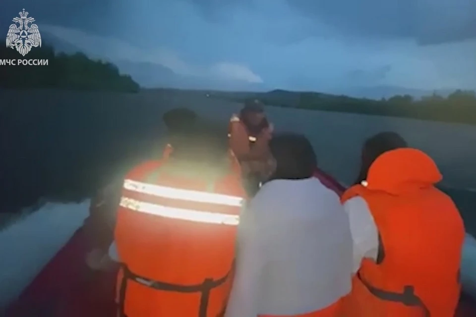 В Туве семь туристов на байдарках попали в сильный шторм. Стоп-кадр видео