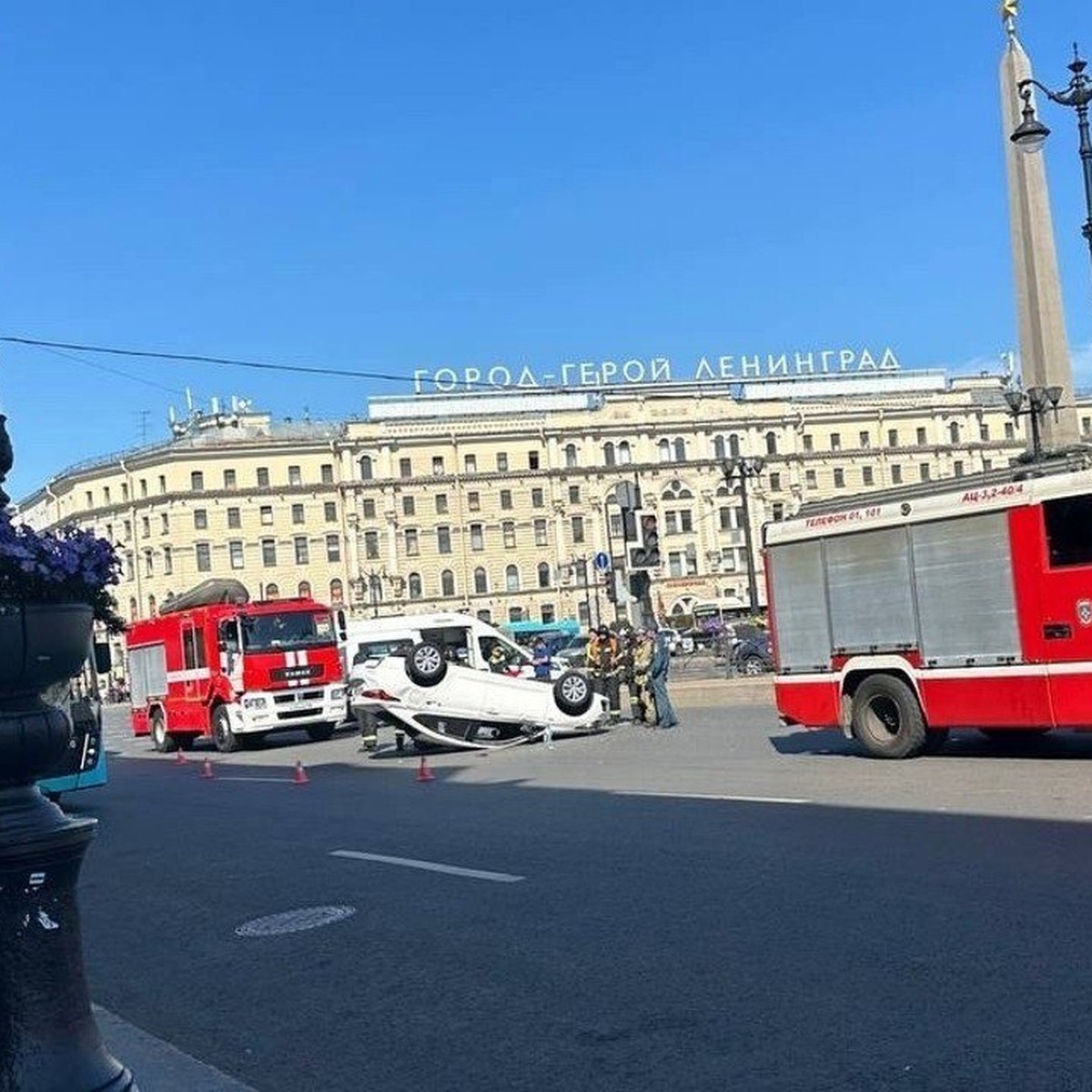 Иномарка перевернулась на крышу на площади Восстания в Петербурге - KP.RU