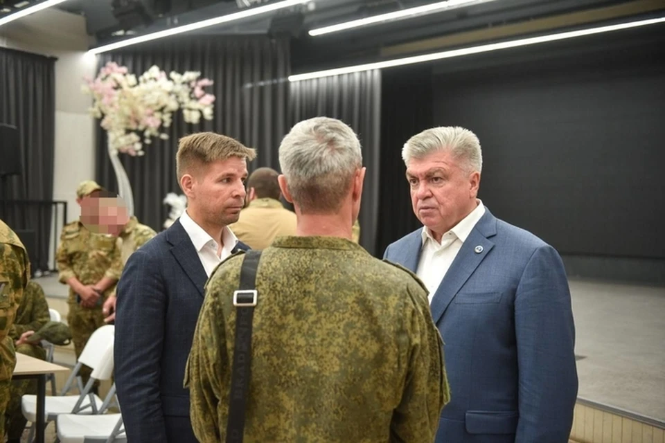 Магдеев поблагодарил мужчин за то, что они с честью и достоинством выполняют воинский долг и верны присяге. Фото: пресс-служба мэрии Набережных Челнов