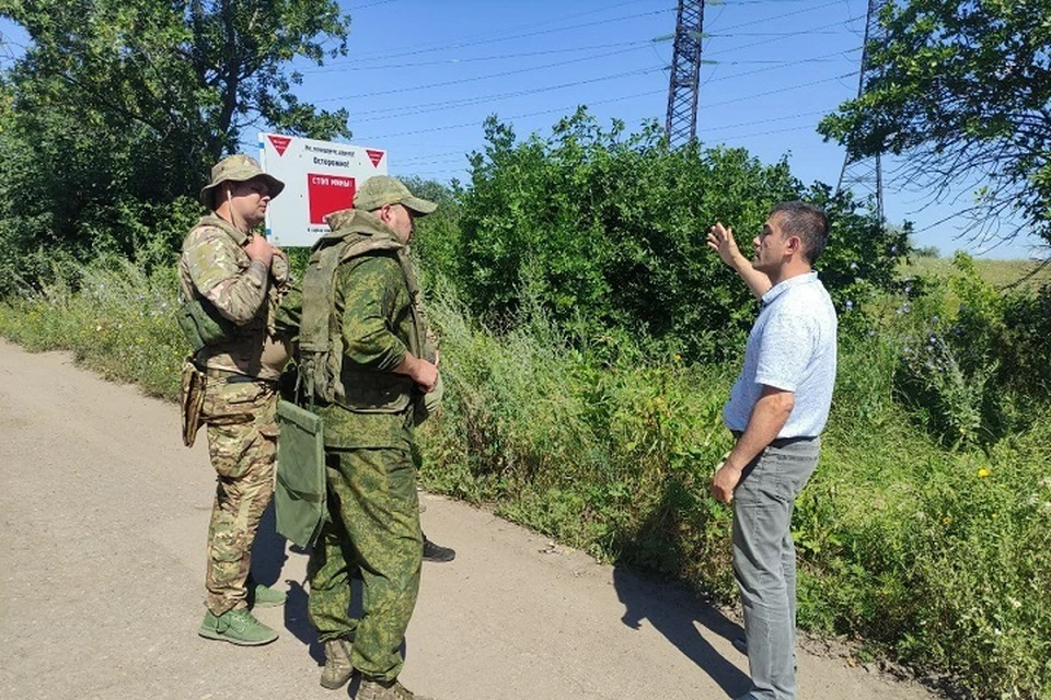 Обочину подъездной дороги к Золотому-5 начали разминировать. Фото - глава администрации Первомайска Сергей Колягин