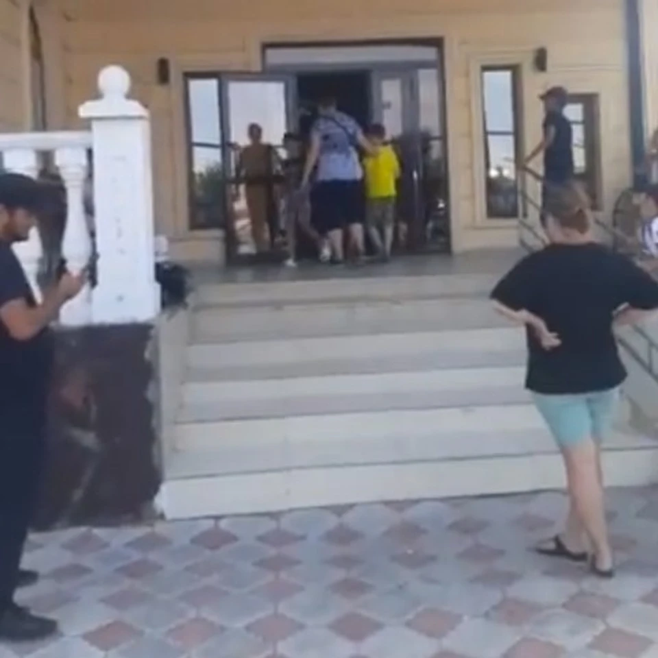 Конечно, первыми забеспокоились родители, которые не смогли дозвониться до своих чад.