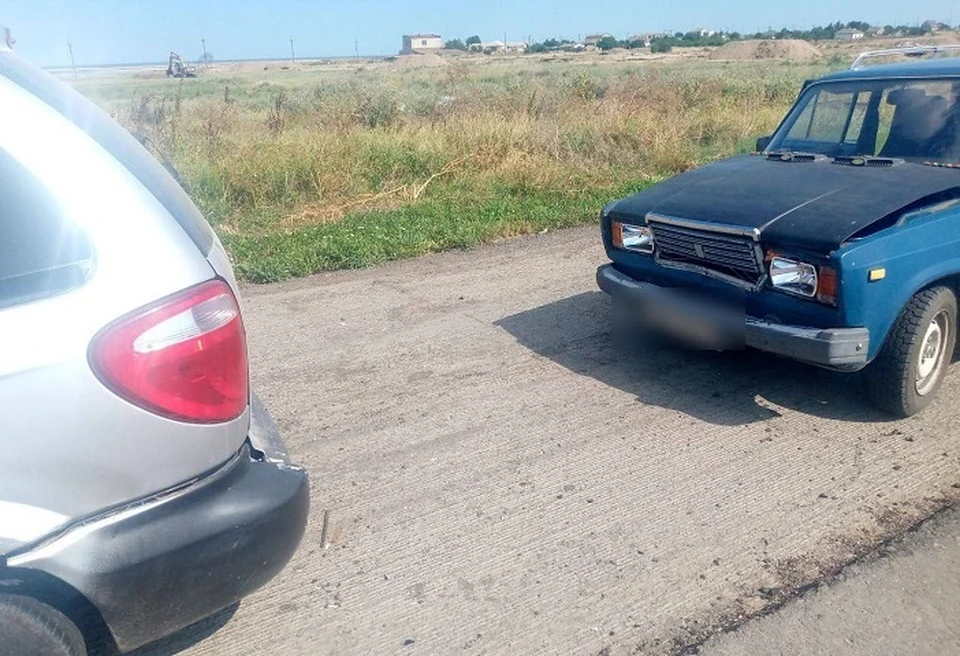 Водитель не справился с управлением и наехал на автомобиль «Додж караван». Фото: пресс-служба ГУ МВД по Херсонской области.