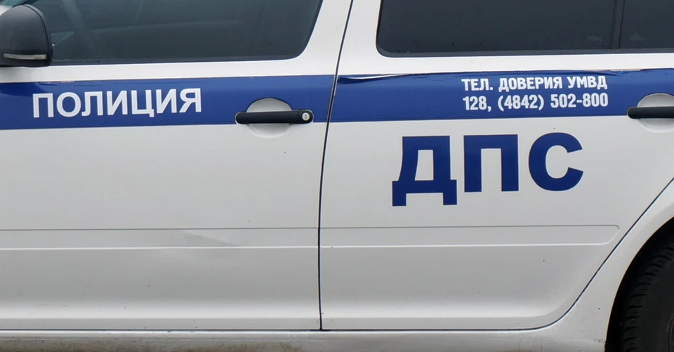 Девочки переезжали дорогу по зебре не спешившись с самоката.