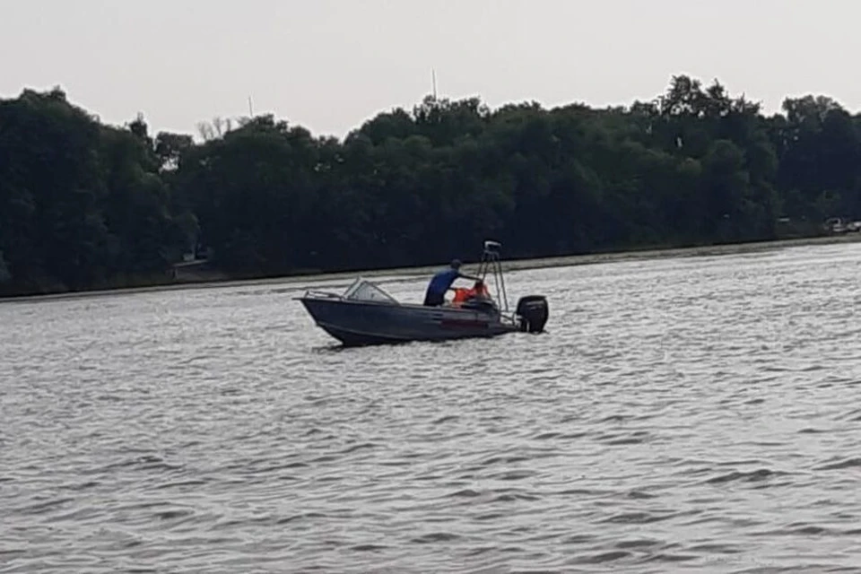 В Липецке на пляже НЛМК спасатели вытащили из воды парня, у которого свело ногу
