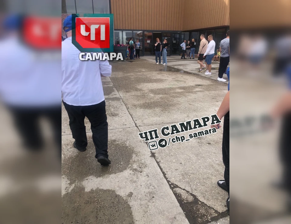 Очевидцы сообщали, что торговый центр был закрыт на два часа. Фото: vk.com/chp_samara