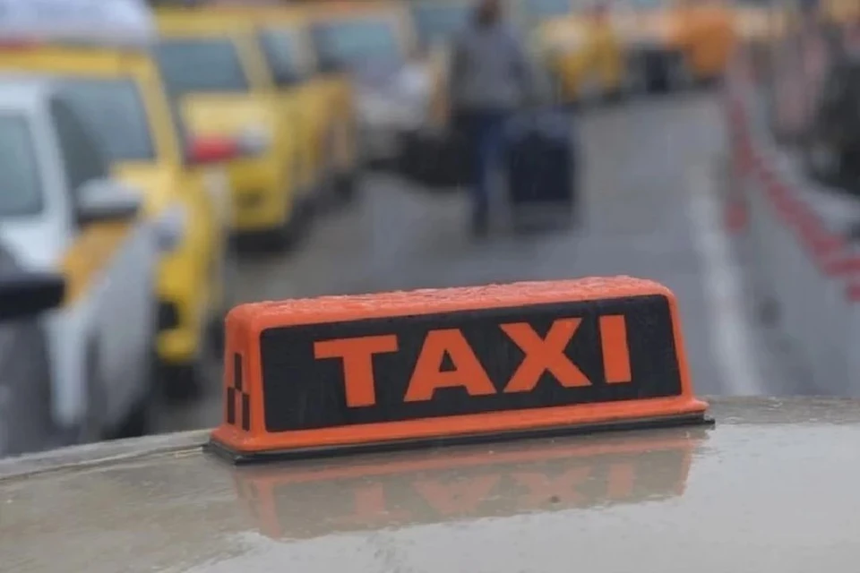 В Новосибирске пассажирка такси отказалась платить за проезд.