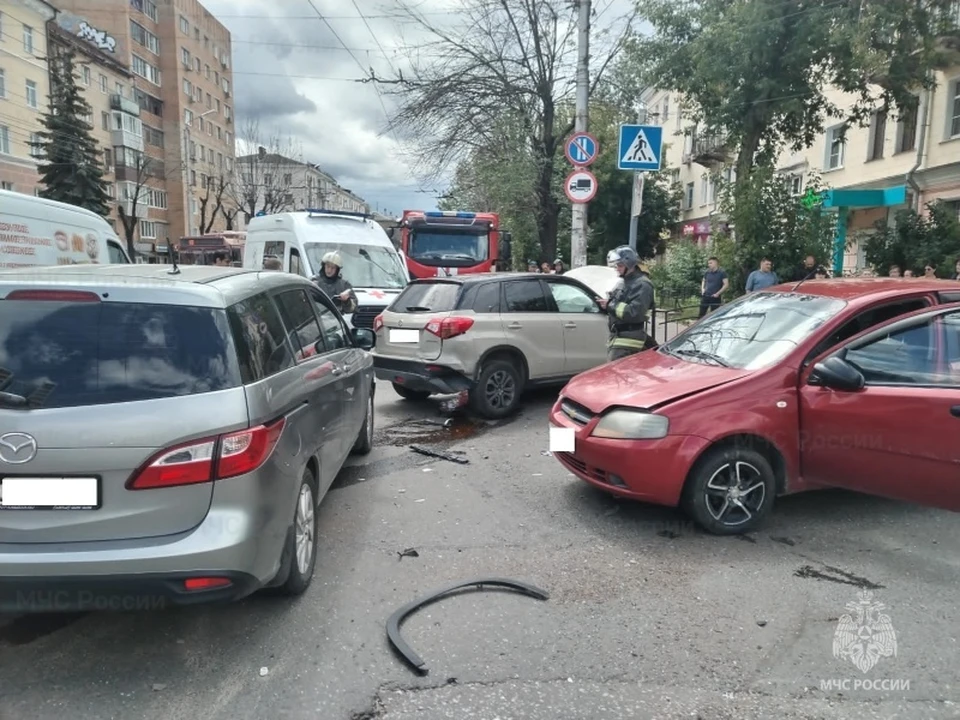 В результате аварии «Мазда» перевернулась.