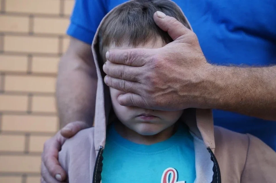 Отец двоих детей ударил 5-летнего сына по голове пластмассовой корзиной для белья и несколько раз о кресло.
