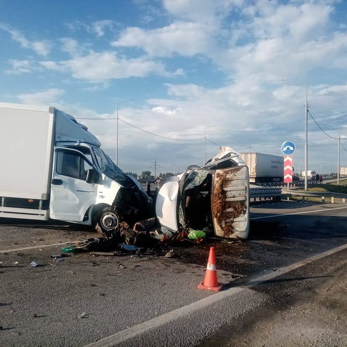 Под Омском четыре автомобиля «размотало» на виадуке по Черлакскому тракту -  KP.RU