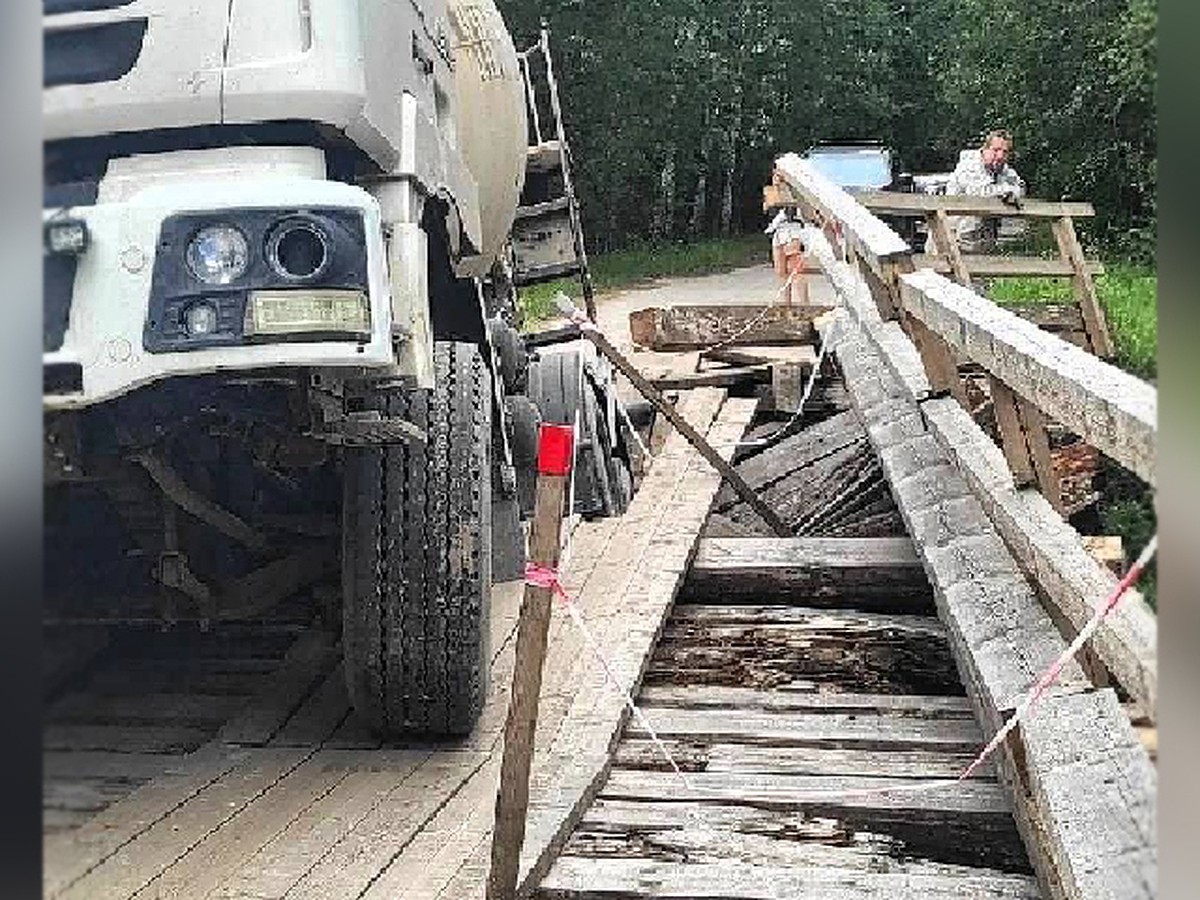 Бетономешалка провалилась на мосту в Воскресенском районе - KP.RU