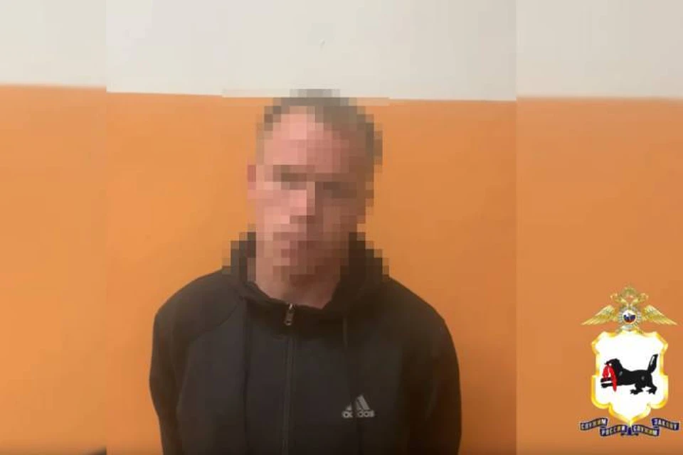 Мужчина силой отобрал у жителя Ангарска телефон и банковскую карту.