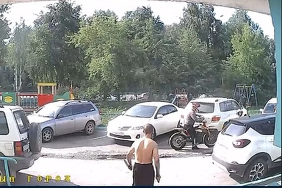 Мужчина выскочил на детей с ножами. Фото: скриншот из видео