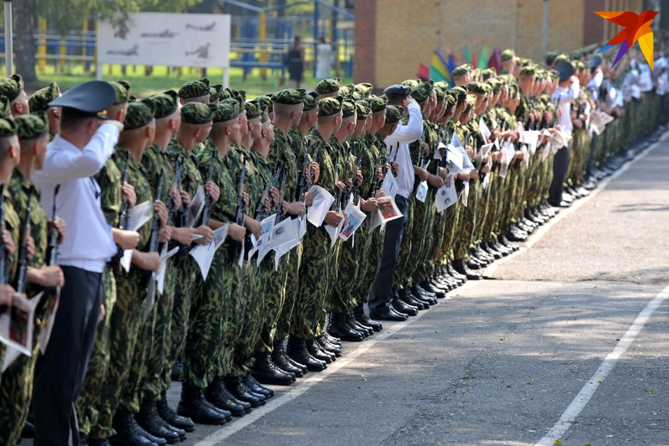 Белорусские военнослужащие могут быть отправлены за пределы страны по предложению президента и решению ВНС.