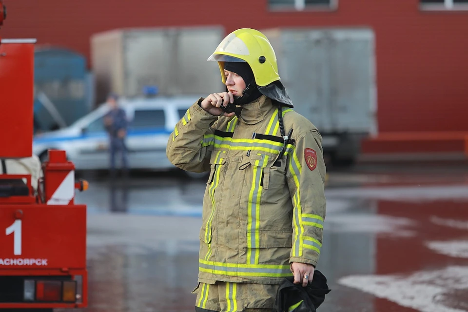 В Красноярске загорелись постройки возле гипермаркета «Лента»