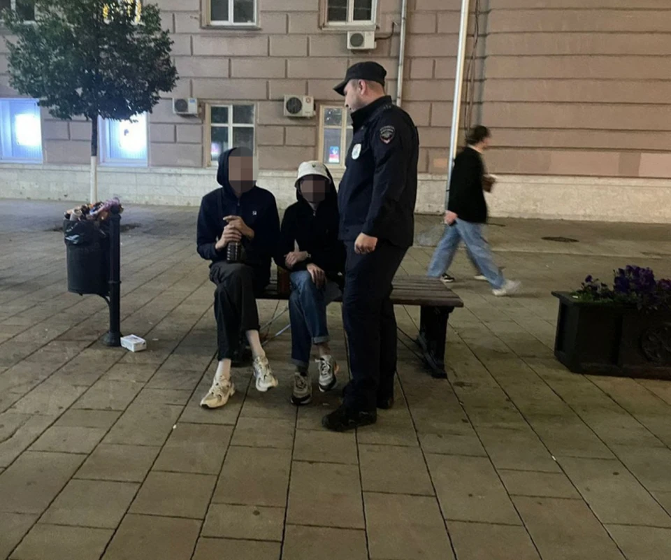 Полиция опубликовала фото рейдов в центре Рязани.