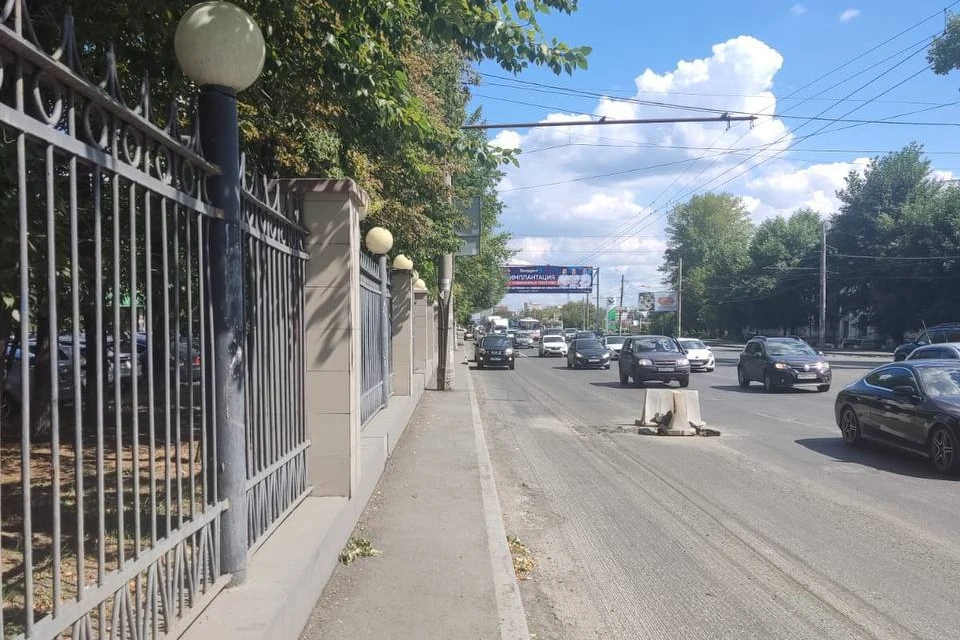Пока по тротуару на Блюхера едва могут разойтись двое встречных пешеходов.