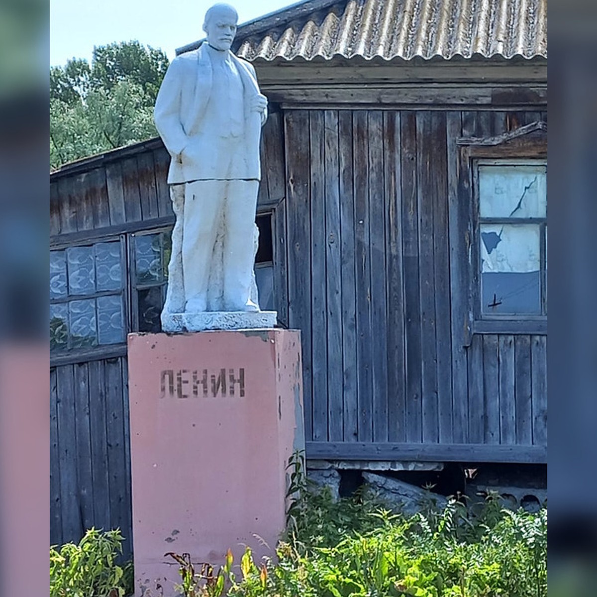 Раритеты со свалок. Житель Алтая создал во дворе ветхого дома музей под  открытым небом - KP.RU