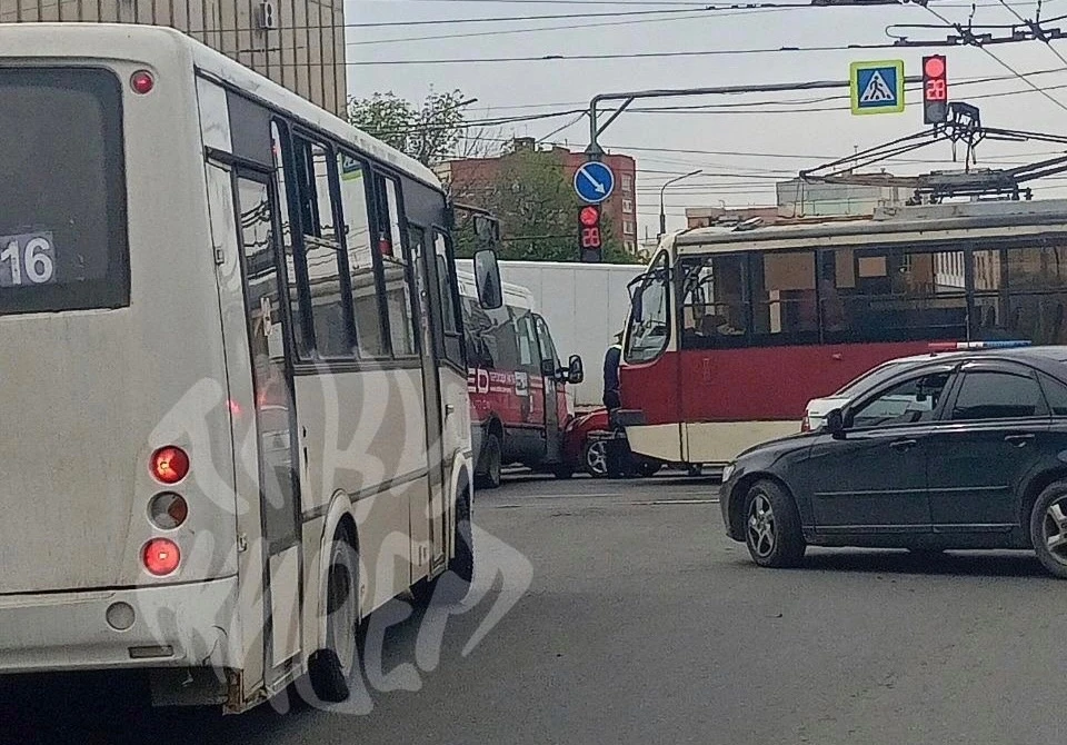 В Туле на улице Ложевой столкнулись маршрутка и легковой автомобиль