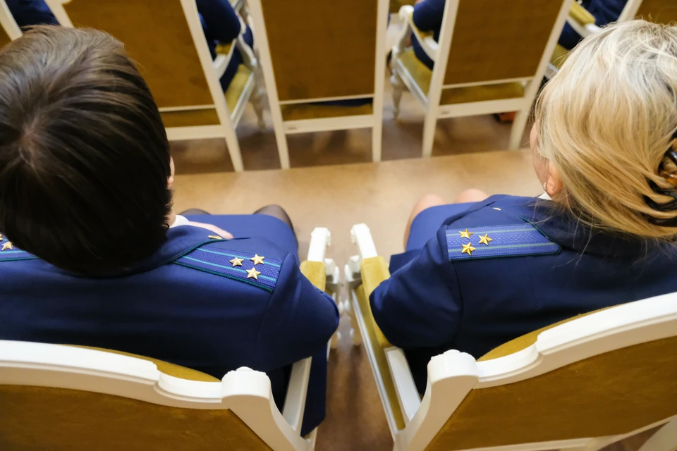 Металлическое ограждение на детской площадке в Ленобласти упало на ребенка.