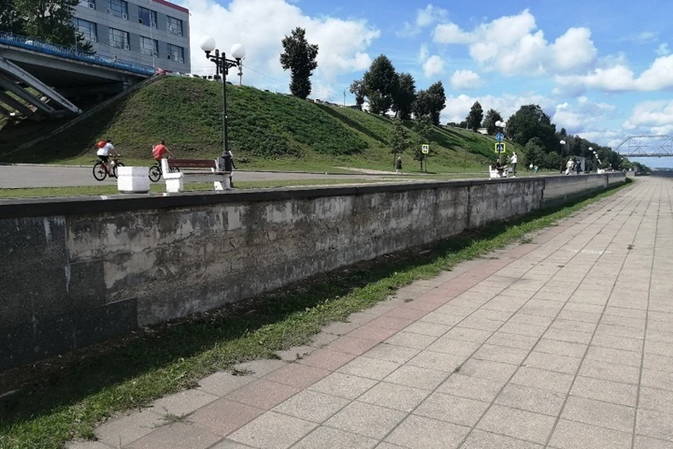 С набережной Ярославля исчезает плитка.