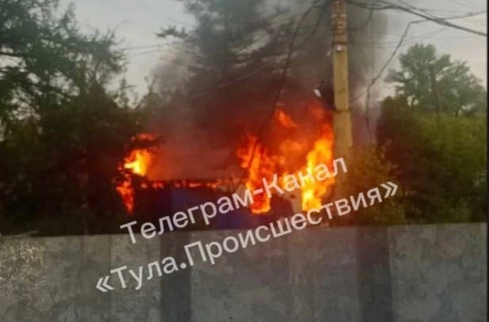 В Туле на улице Оборонной сгорели строительные вагончики