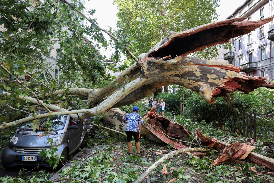 Последствия мощного урагана в Милане, север Италии.