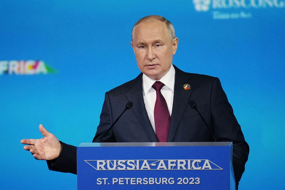 Президент России Владимир Путин в пятницу, 28 июля, сообщил, что Россия уважительно относится к мирным инициативам Африки, которые касаются Украины, и внимательно их рассматривает.