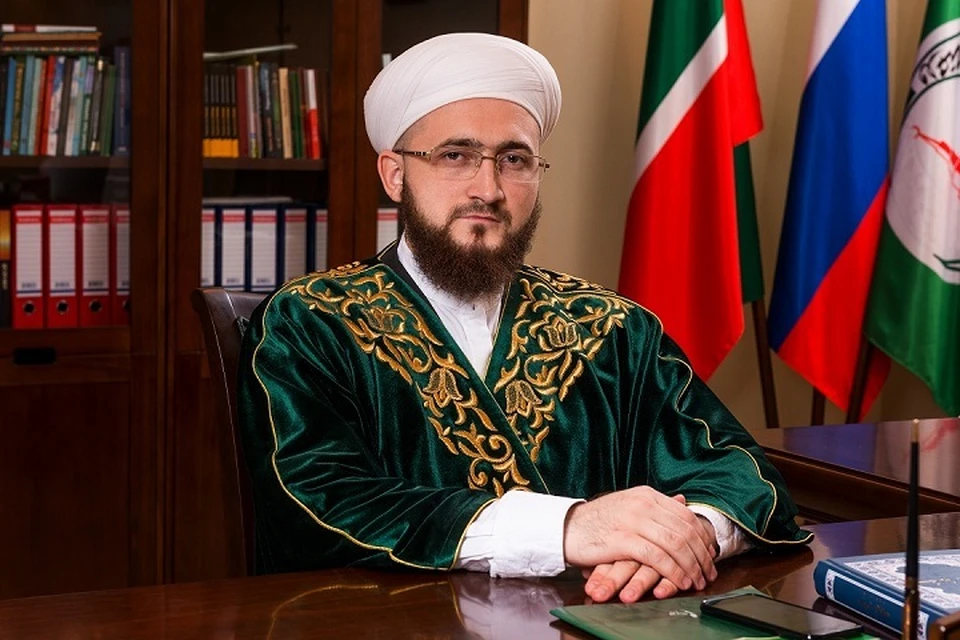 Камиля Самигуллина наградили за заслуги в подготовке и проведении празднования 1100-летия принятия ислама. Фото: ДУМ Татарстана