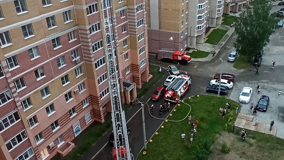 В Костроме из-за возгорания в квартире многоэтажки огнеборцы эвакуировали 7  человек - KP.RU