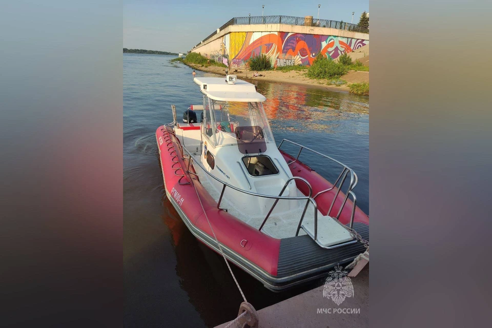 Нижегородские спасатели помогли людям, застрявшим на катере в акватории Волги.