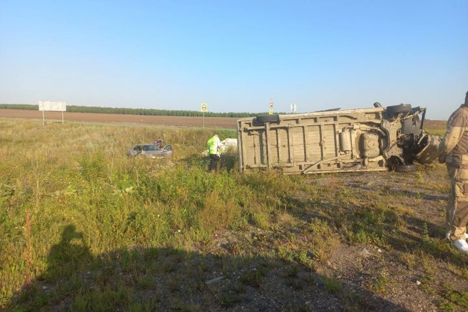 После аварии фургон упал на бок, а легковушка съехала в кювет Фото: УГИБДД по Свердловской области