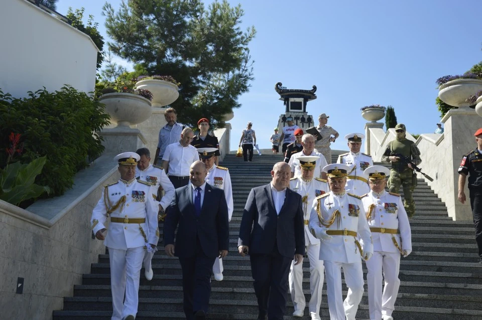 Губернатор Севастополя посетил в день ВМФ площадь Нахимова. Фото: sevzakon.ru