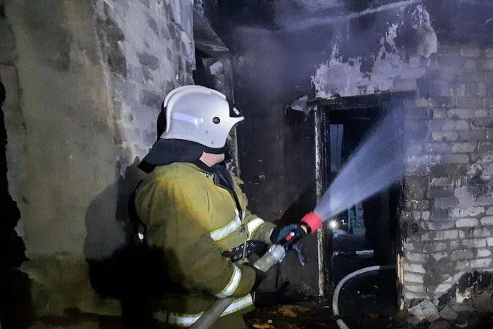 29 июля в 20:38 загорелось четырехэтажное бросовое здание в Луганске. Фото - ГУ МЧС России по ЛНР
