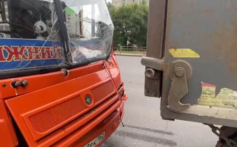 Три человека пострадали в ДТП с маршруткой и грузовиком на улице Родионова. Фото: УГИБДД России по Нижегородской области.