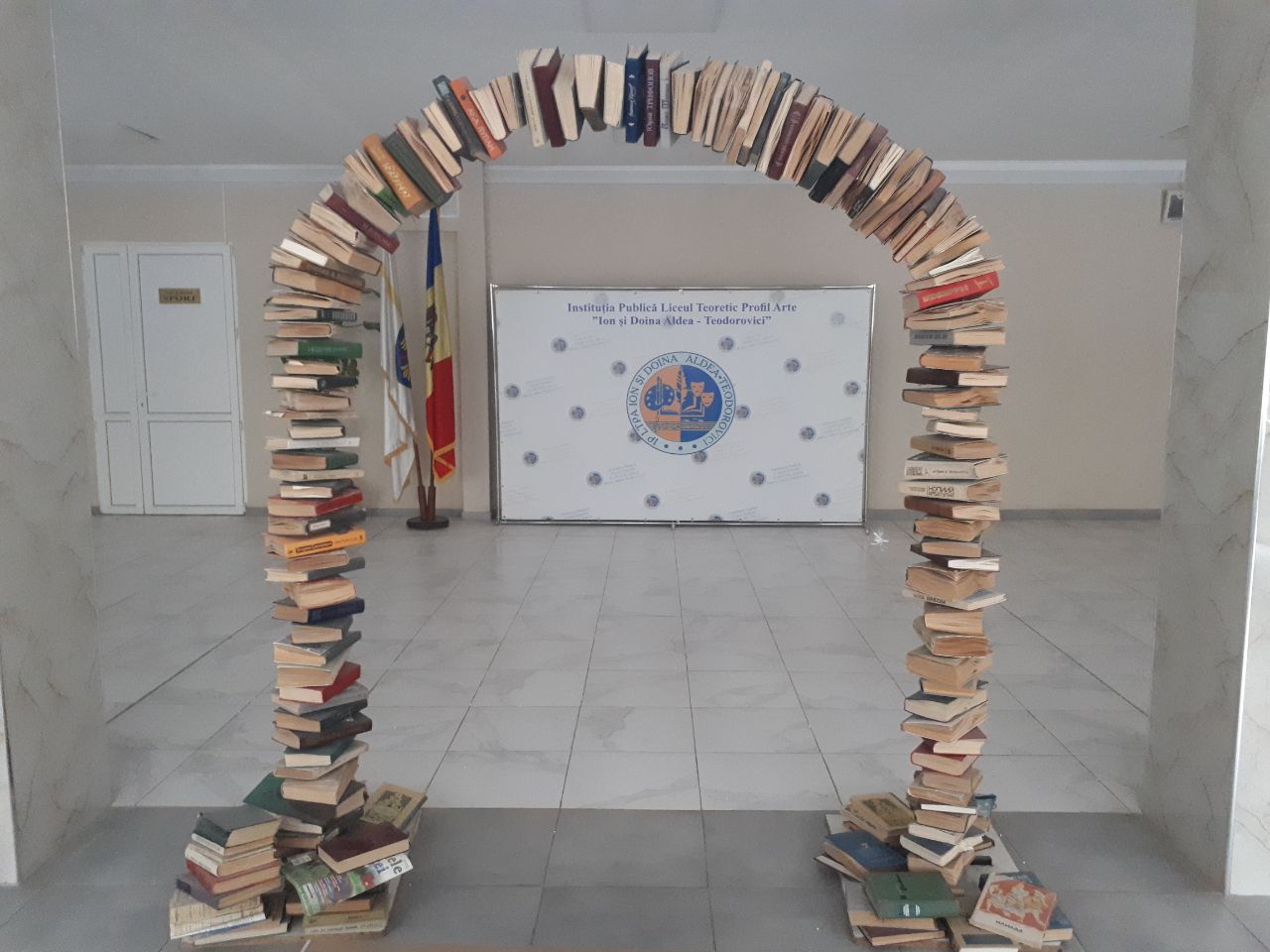 Вот такая арка из книг стоит в лицее “Ион и Дойна Алдя-Теодорович“.