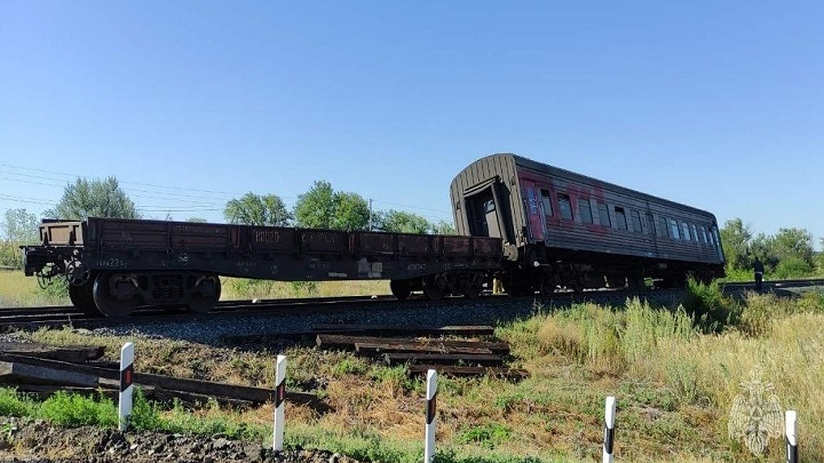 Водитель погиб, тепловоз и вагон сошли с рельсов: в Самарской области на  ж/д переезде грузовик врезался в поезд - KP.RU