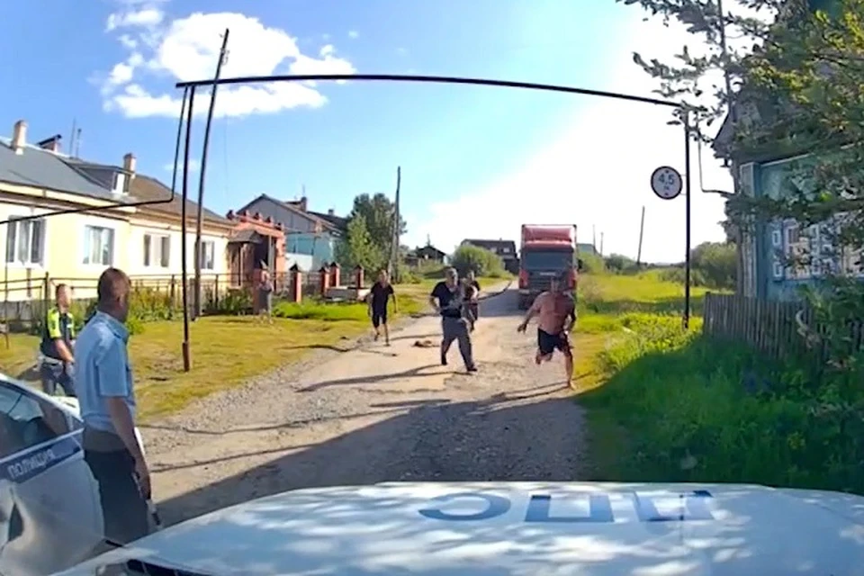 Чтобы усмирить мужчин, полицейским пришлось достать табельное оружие Фото: скриншот с видео