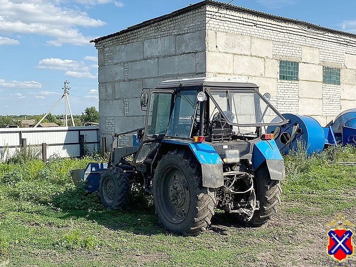 Поездка женщины в ковше трактора закончилась трагедией в Волгоградской  области - KP.RU